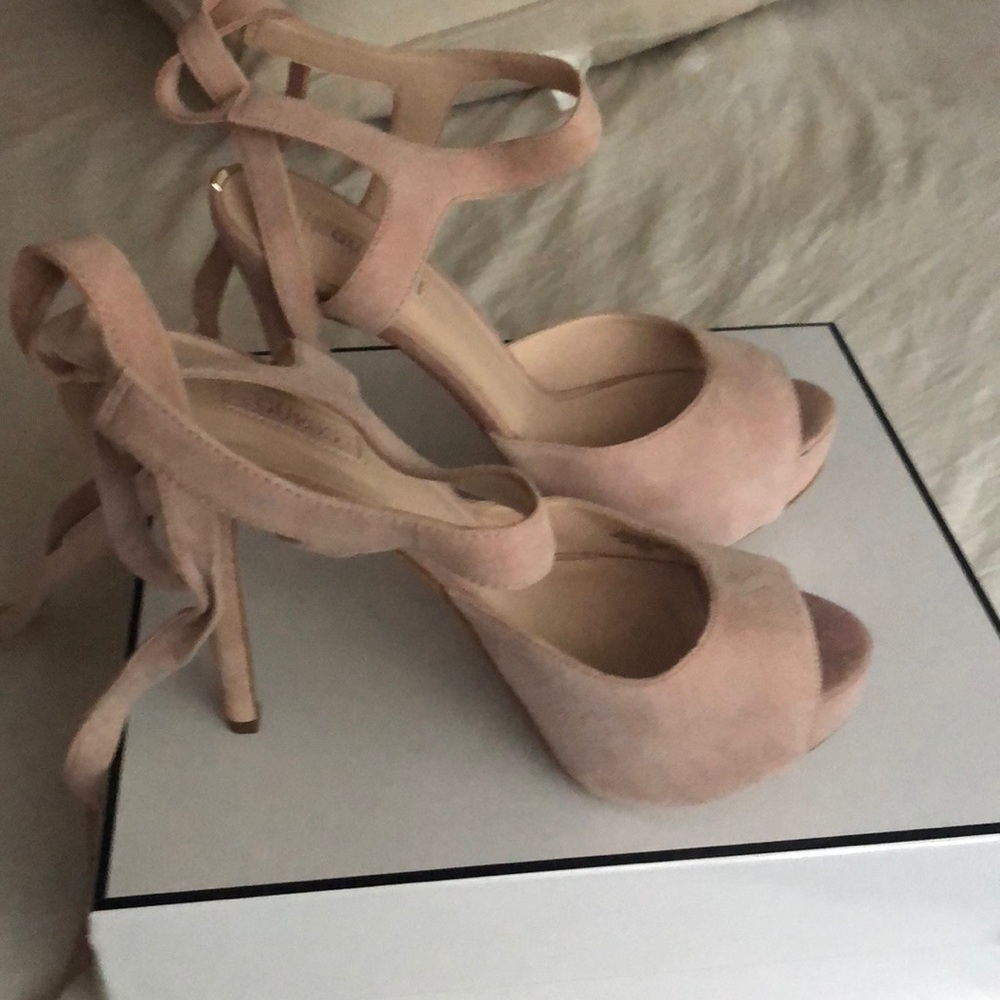These shoes have only been walked in a few hours!